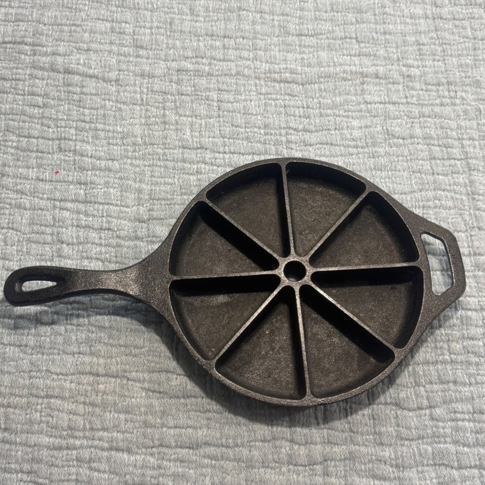 Lodge Cast Iron 8 Wedge Cornbread Scone Skillet Pan 9" 8CB Made In USA